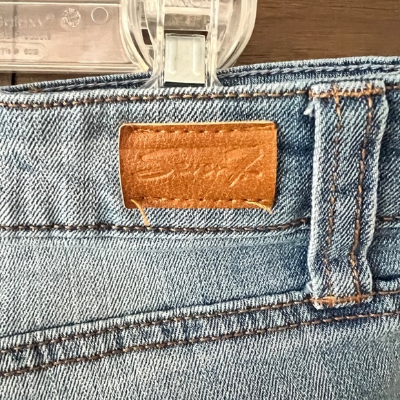 Seven7 Distressed Denim Weekend Fray Hem Mid Rise Short Size 4 EUC - Picture 5 of 9